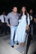 Salman Khan and Sonam Kapoor returns from Delhi on 4th Nov 2015